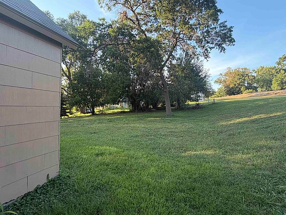 5th image of 851 Iowa St