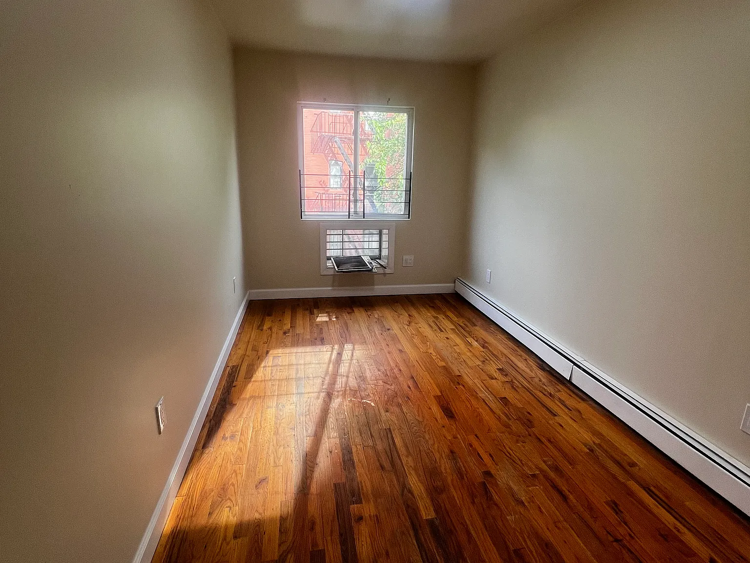 3 bed, 1100 sqft, $3,373 — Photo 3
