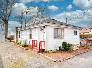 79 Uncas St, Warwick, RI 02889
