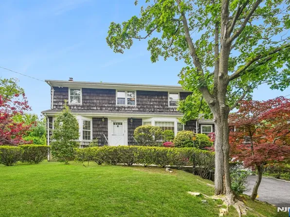 188 Charlotte Pl, Englewood Cliffs, NJ 07632