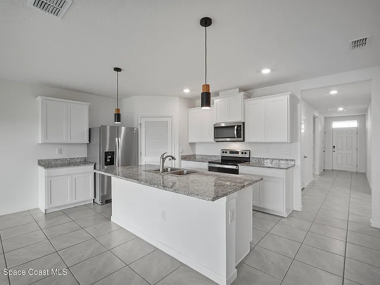 1065 Dugan Cir SE — Photo 2