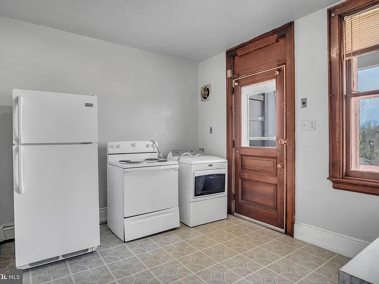 727 E Market St — Photo 16