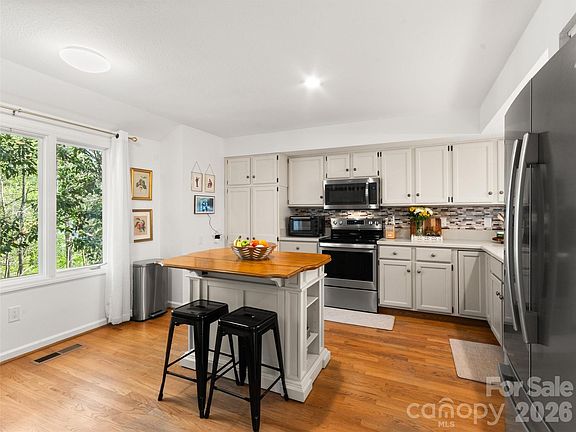 5th image of 26 Autumn Ridge Ln