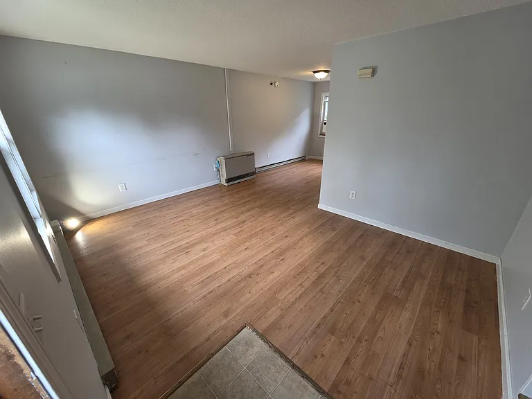 152 Cottage Grv #B — Photo 2