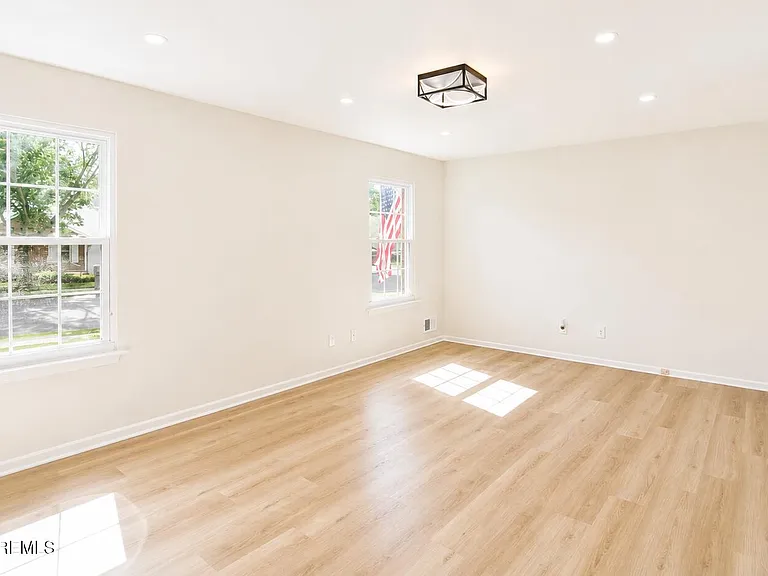 99 Oak Ln — Photo 11