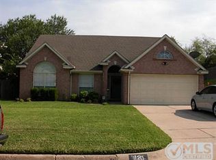 1120 Trinity Dr, Benbrook, TX 76126