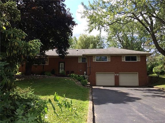 3rd image of 8 Bradley Dr