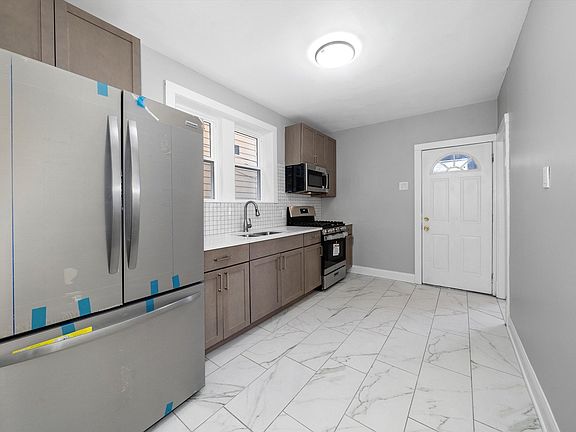 5th image of 7448 N Artesian Ave