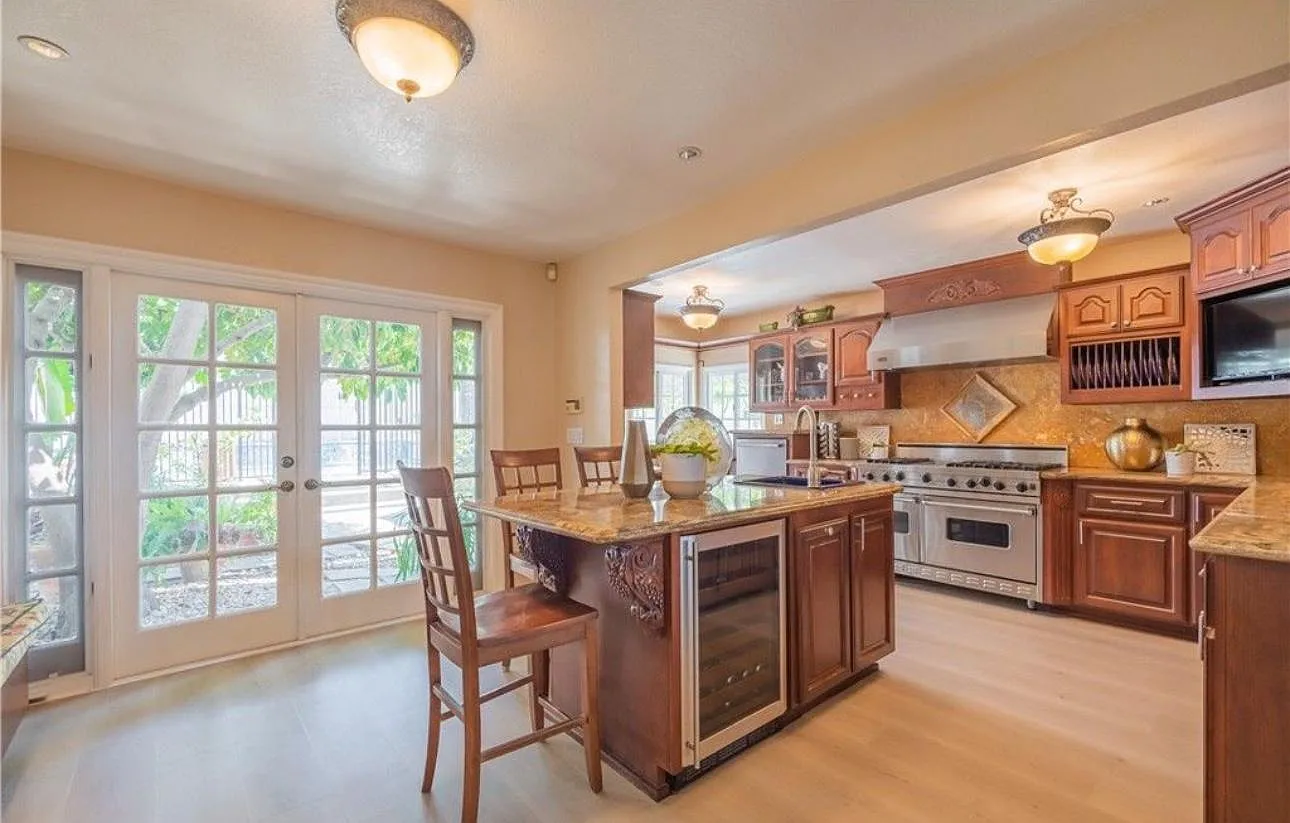 5632 Pickering Ave — Photo 4
