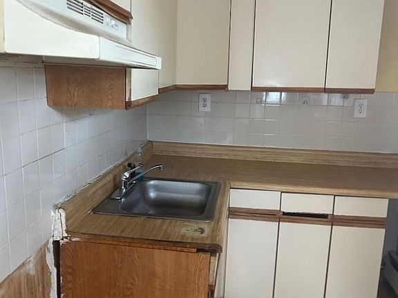 4th image of 869 Clifton Ave