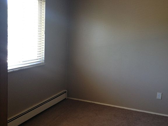 Bedroom w/ Lg window & Blinds