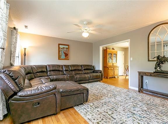 4th image of 800 Country Dr