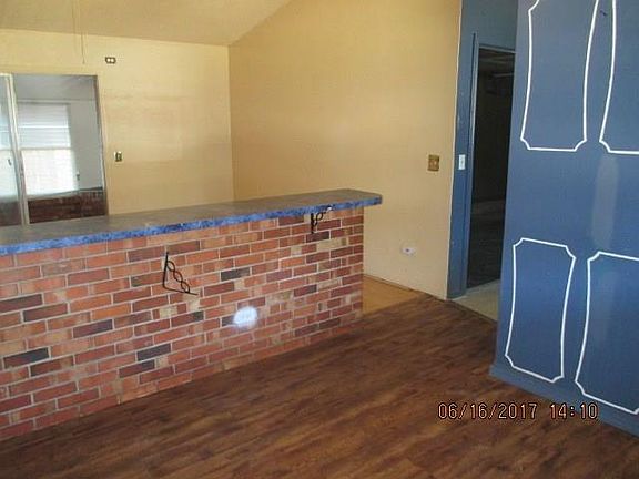 3rd image of 905 Fontana Ln