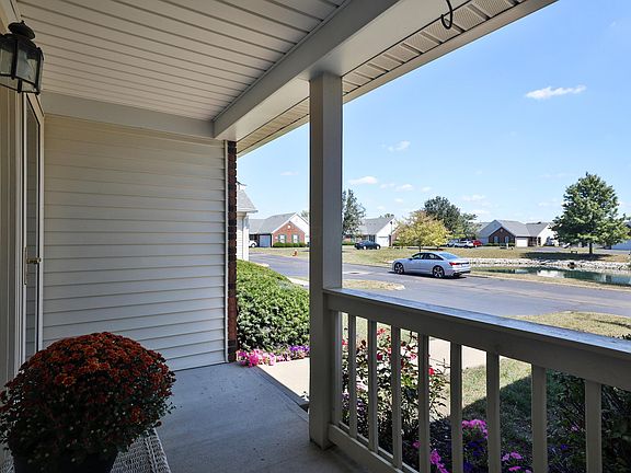 3rd image of 1047 Oak Bay Dr