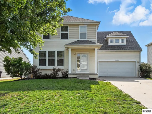 2305 Quartz Dr, Papillion, NE 68046