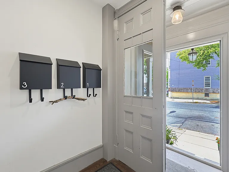 498 Sumner St #1 — Photo 32