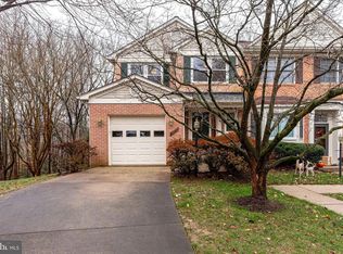 9073 Golden Sunset Ln, Springfield, VA 22153