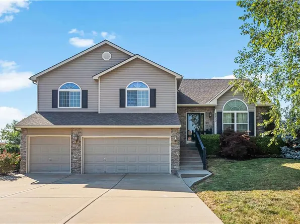 8822 N Essex Dr, Kansas City, MO 64156