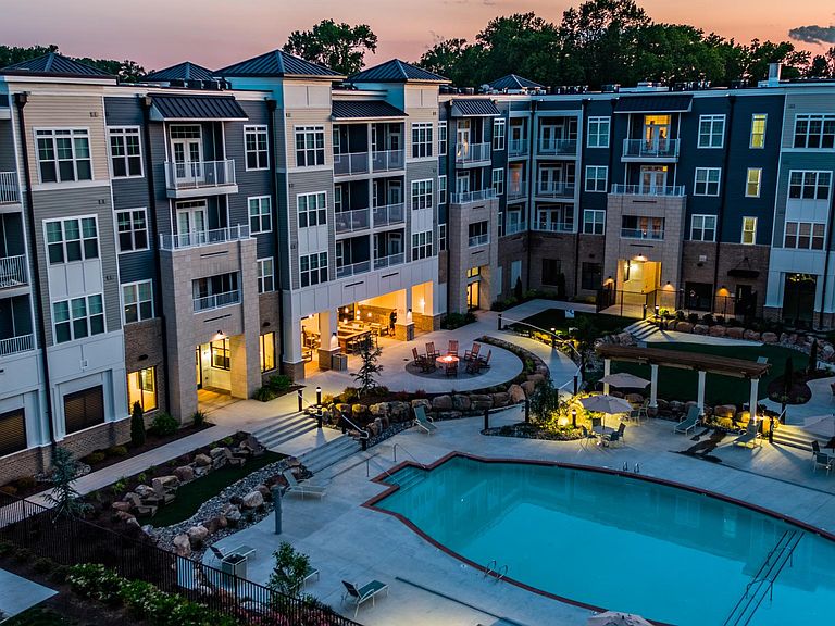 3800 Acqua Luxury Apartments at Bridgeport Apartment Rentals Suffolk