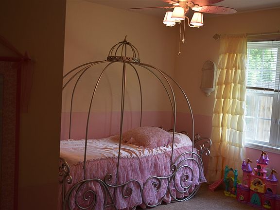 3rd image of 114 Ashwood Ln