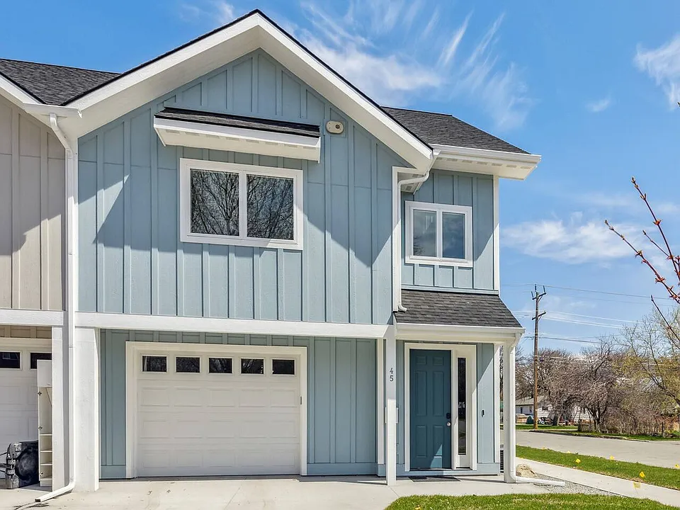 45 8th Ave W