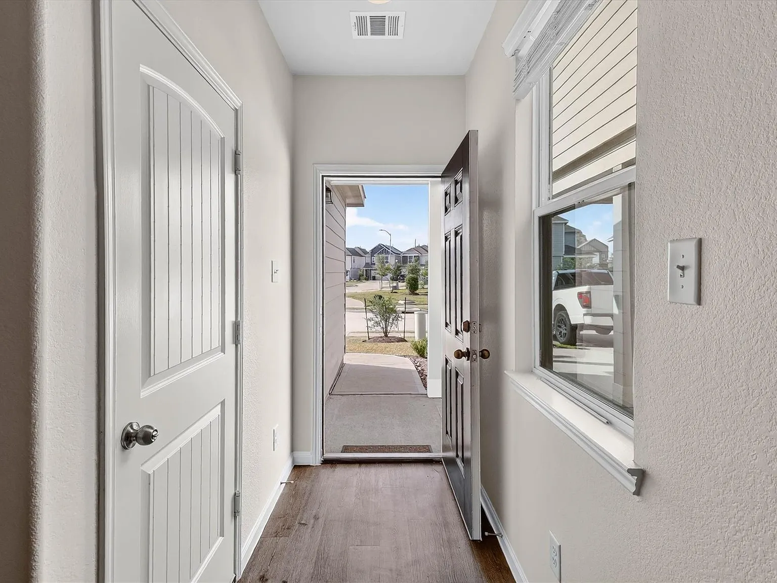 4 bed, 2.5 bath, 2093 sqft, $2,300 — Photo 4