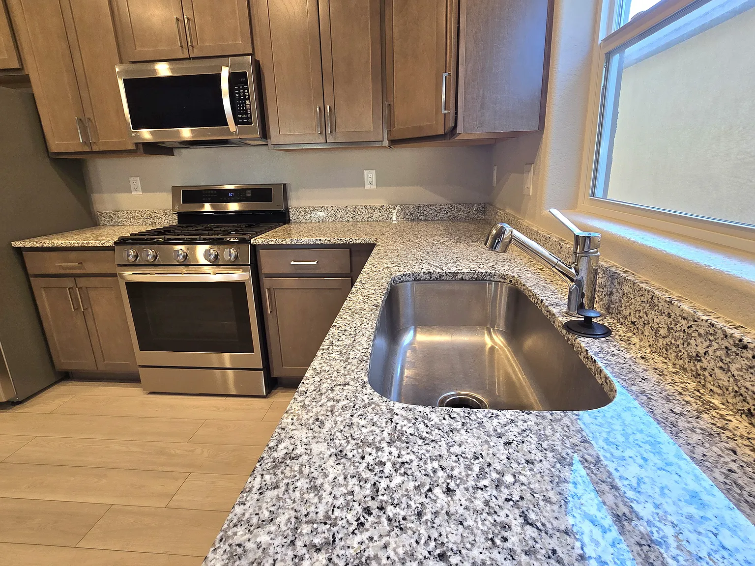 3 bed, 2.5 bath, 2712 sqft, $2,300 — Photo 4