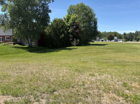 10 Barry St, Laurentian Valley, ON K8A 7L5