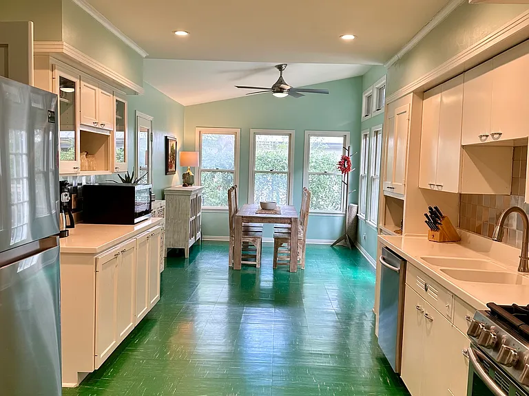 Large Kitchen with Eat-in Breakfast area