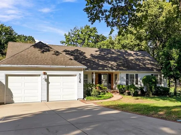8136 Outlook Ln, Prairie Village, KS 66208