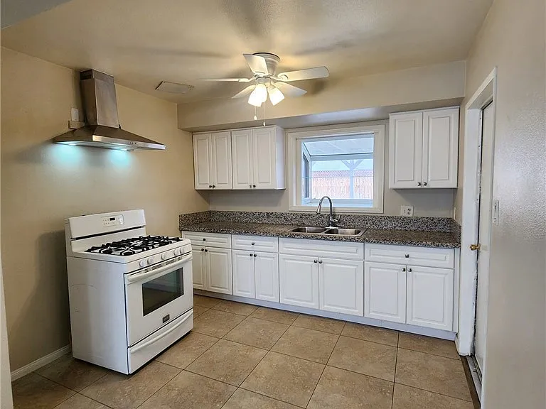 3975 Eileen St — Photo 9