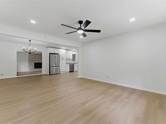 3rd image of 5824 Oakleaf Way