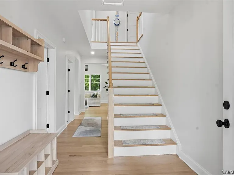33 Howland Ave — Photo 4