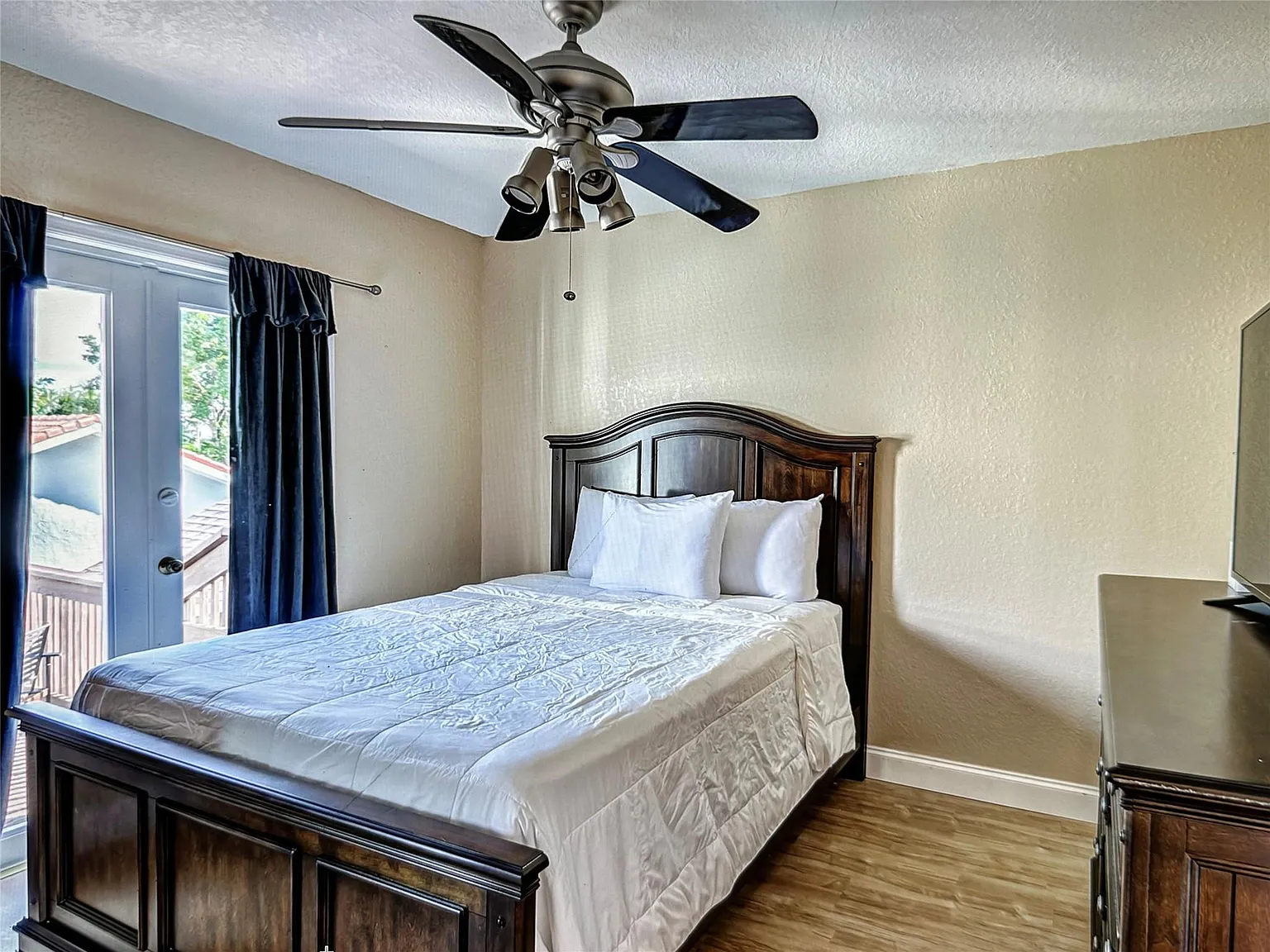 4 bed, 2.0 bath, 2070 sqft, $5,000 — Photo 3