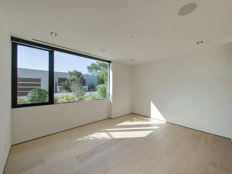 8765 Hollywood Blvd — Photo 16