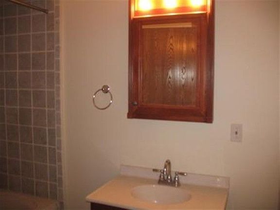 3rd image of 215 Woodscape Dr