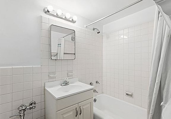 4th image of 140 E 56th St APT 14D