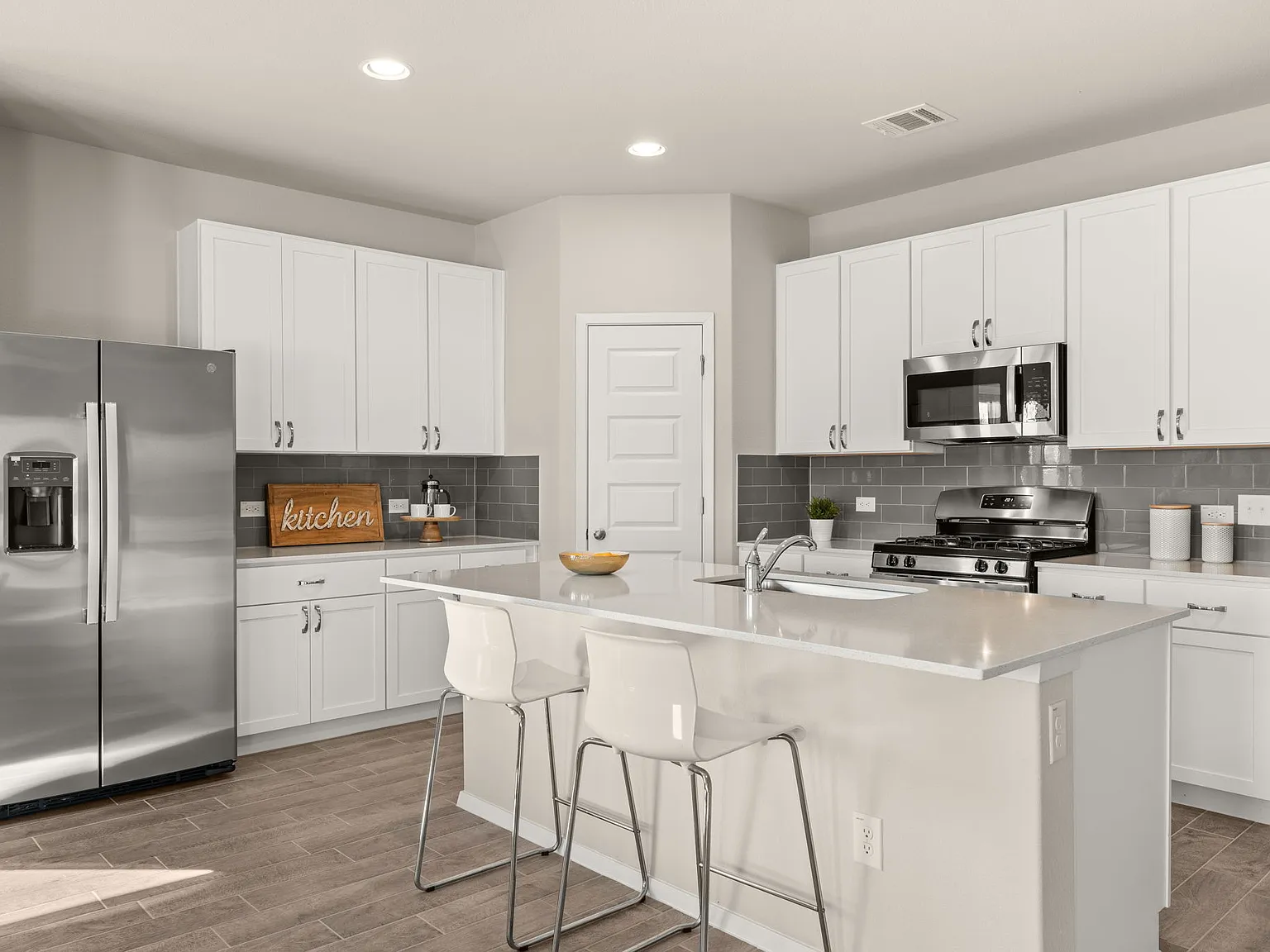 4 bed, 2.5 bath, 2460 sqft, $2,150 — Photo 4