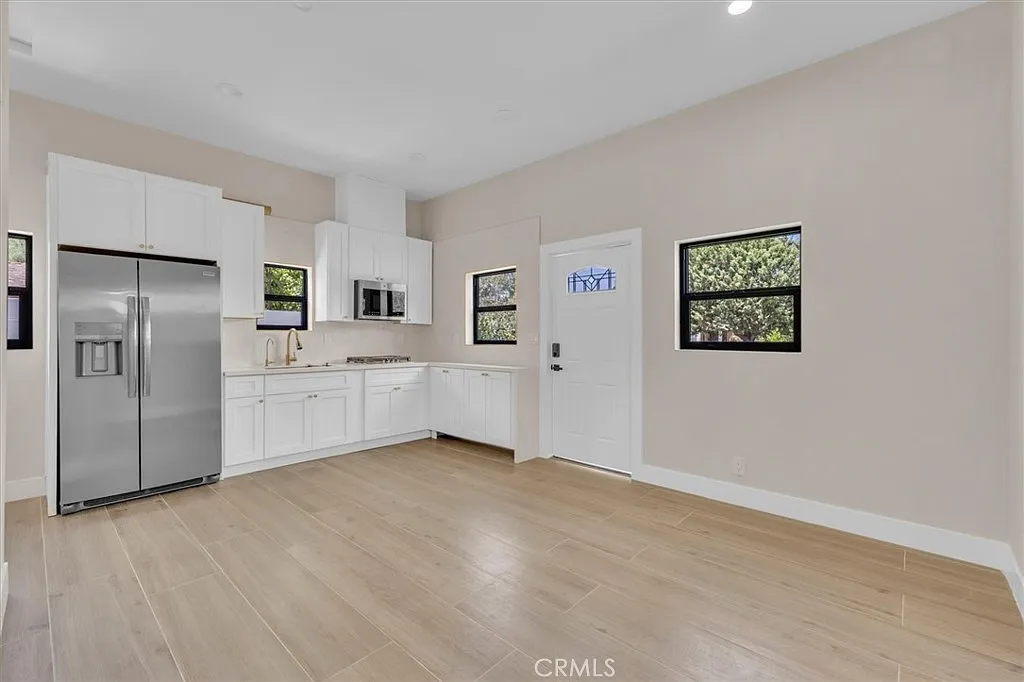 2 bed, 560 sqft, $2,800 — Photo 2