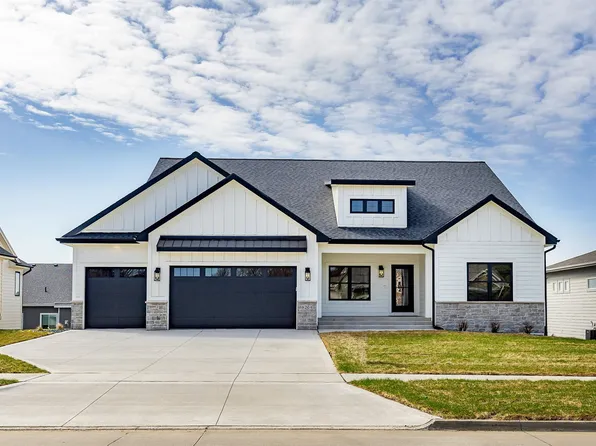 6204 Aspen Dr, West Des Moines, IA 50266