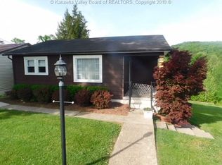 10 Crest Dr, Nitro, WV 25143