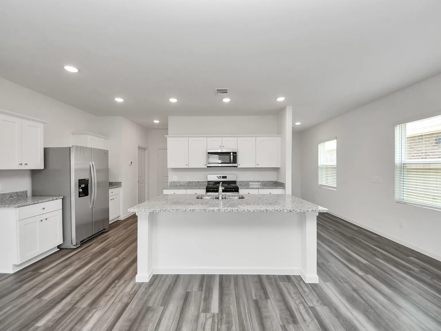 4 bed, 2.5 bath, 1904 sqft, $2,480 — Photo 3