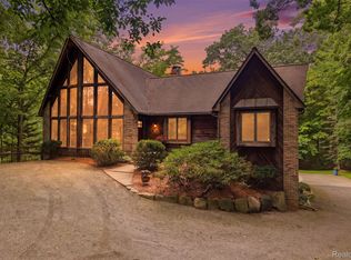 8984 Peer Rd, South Lyon, MI 48178