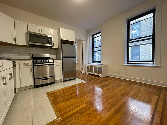 Rented by Hillel Realty Group | media 16