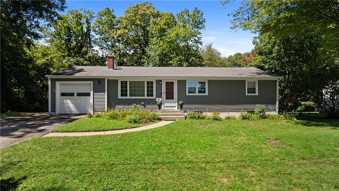 3 bed, 1.0 bath, 1008 sqft, $3,800 — Photo 2