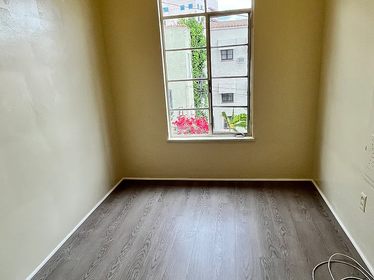 1600 E Broadway — Photo 6