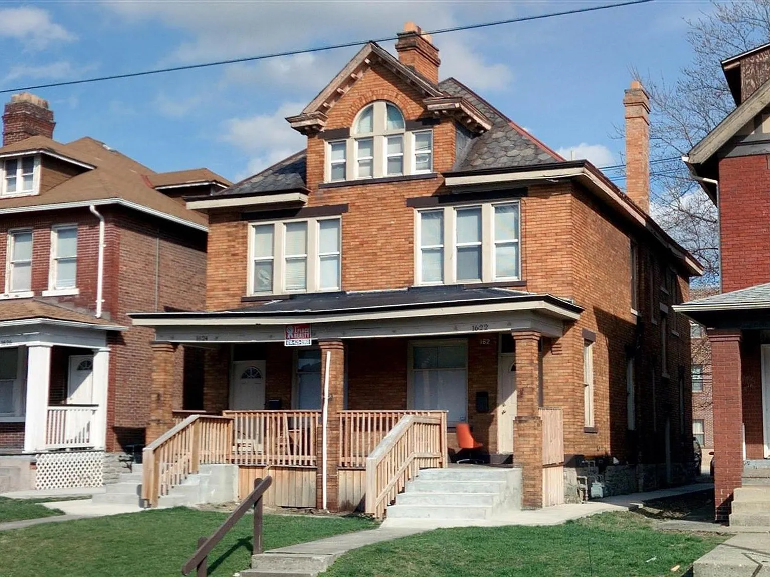 1624 Summit — Photo 1