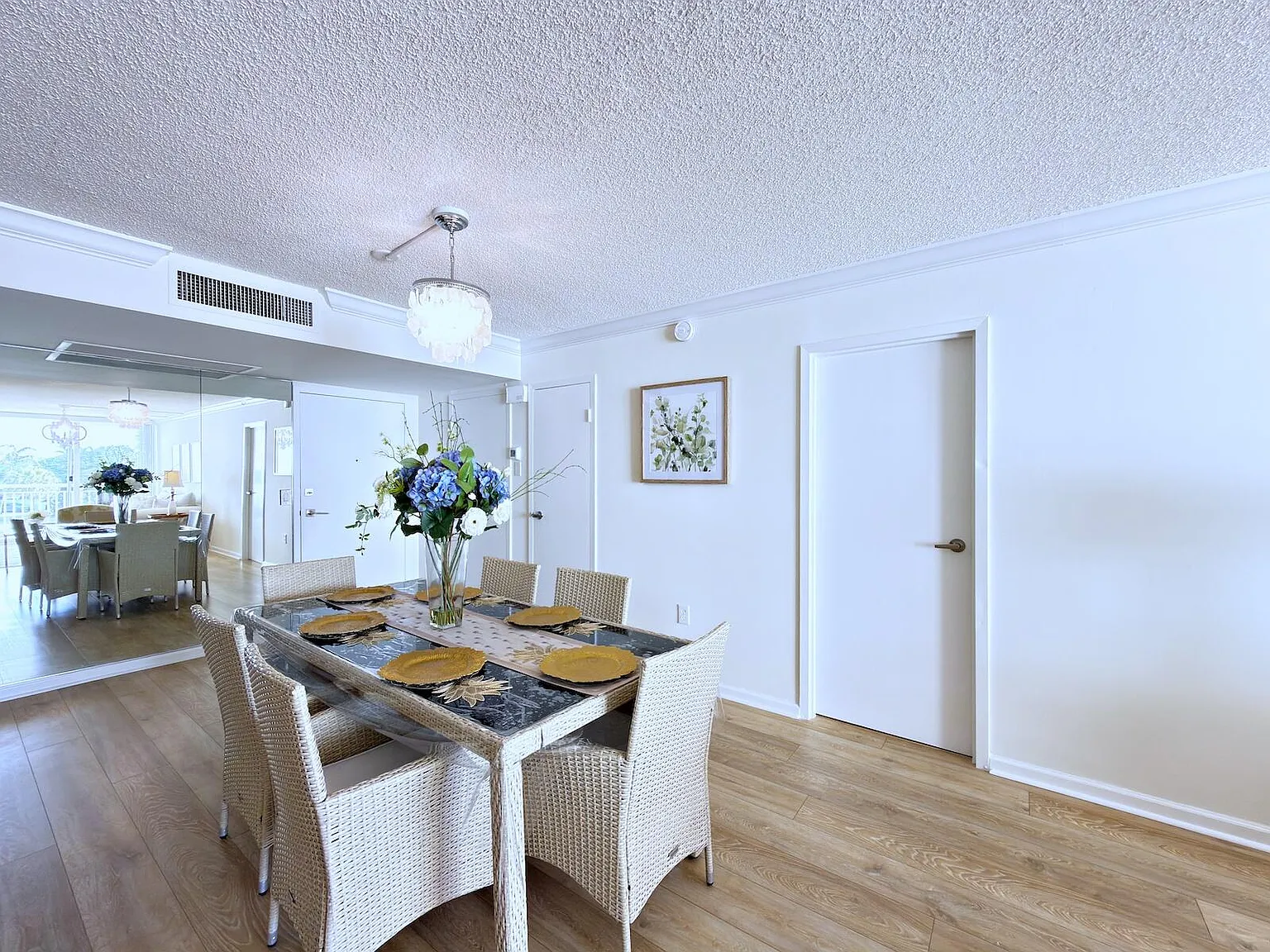 2 bed, 2.0 bath, 1300 sqft, $7,000 — Photo 4