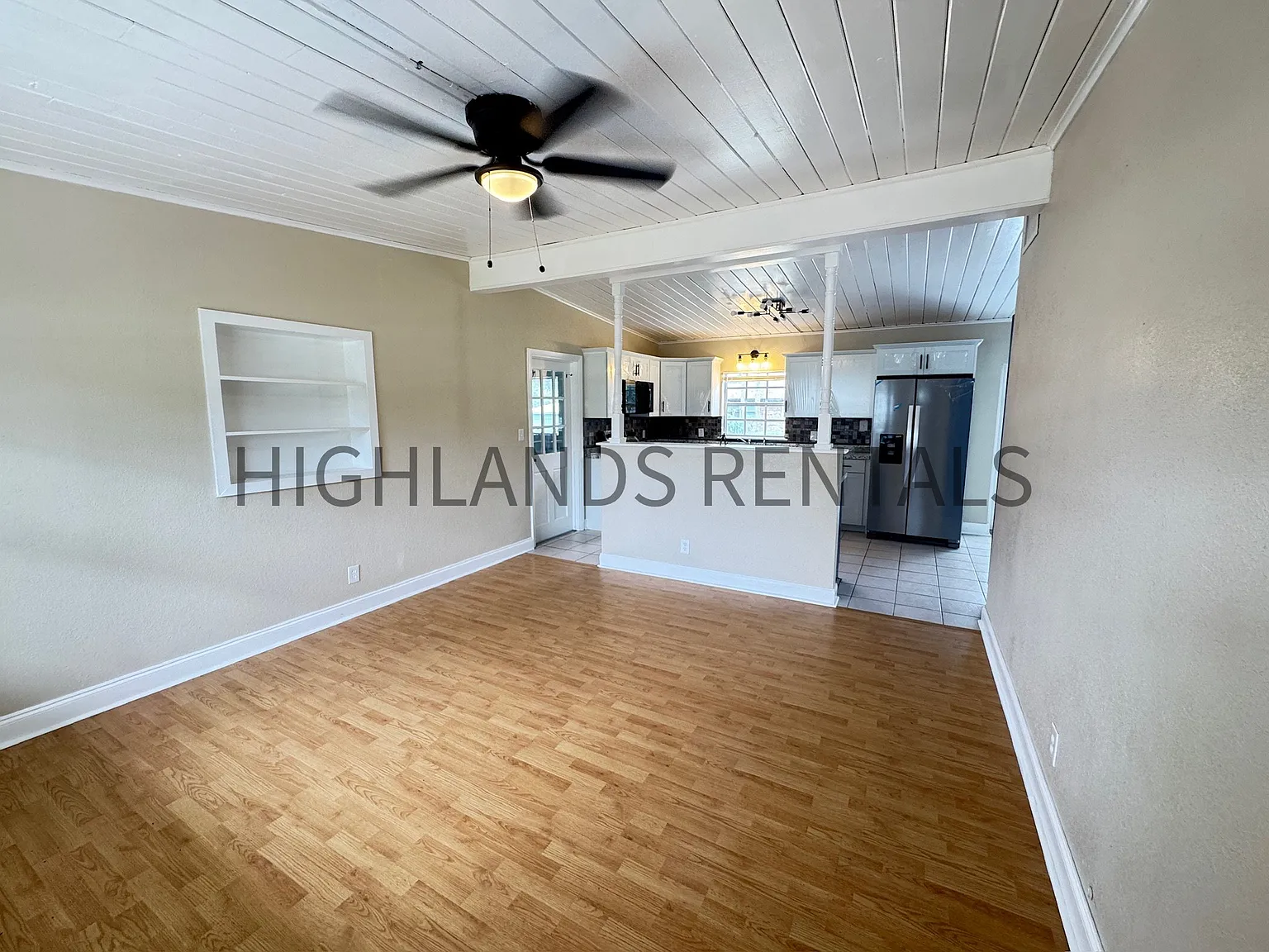 Modern 3/1 Home With Large Fenced in Yard — Photo 2
