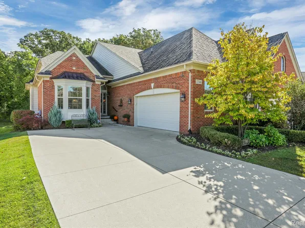 2746 Castlemartin Ct, Rochester, MI 48306